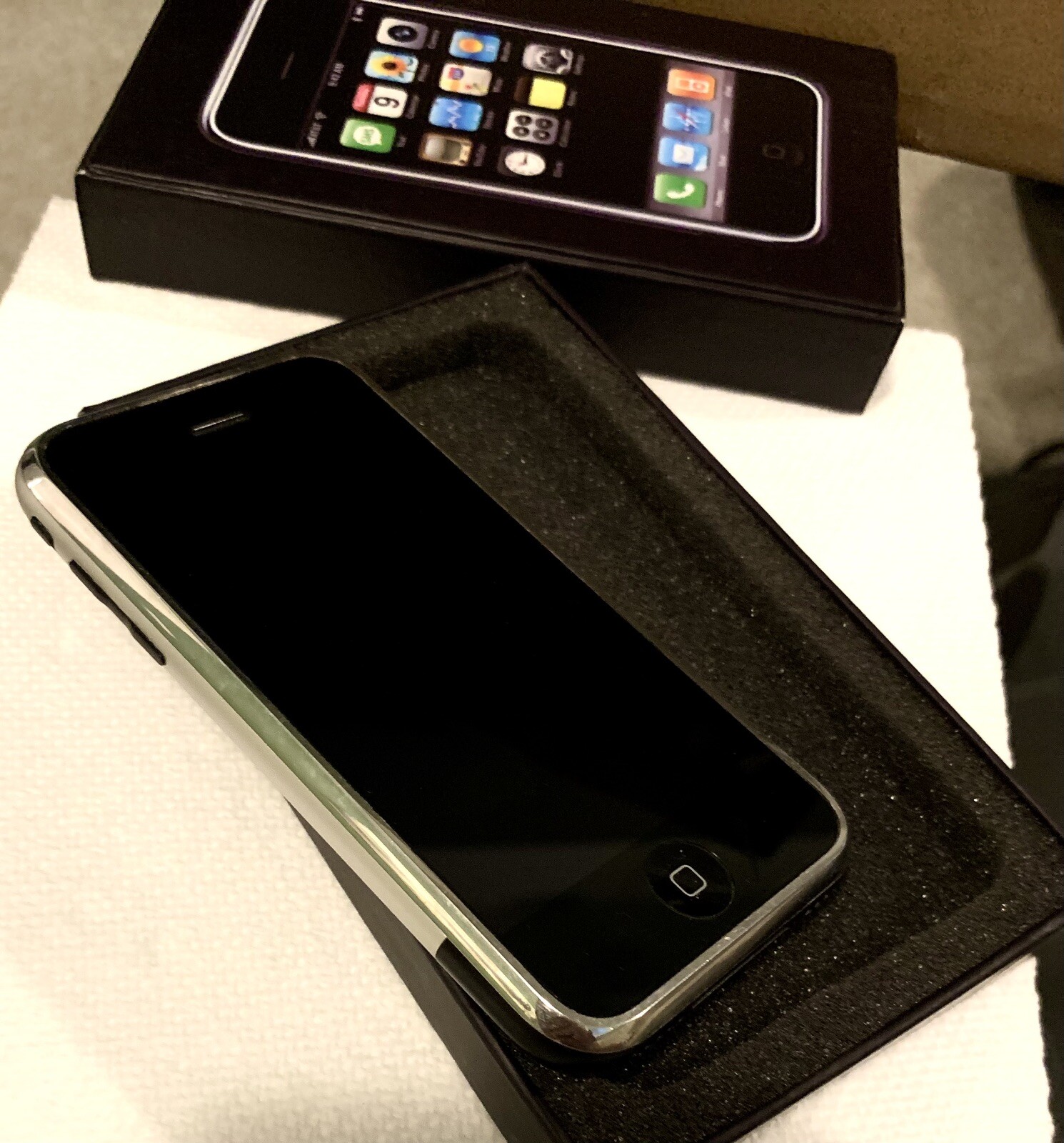 RaRe iOS 6.0 – Apple iPhone 1st Generation 2G – 16GB MB384LL/A A1203 – Near MiNT