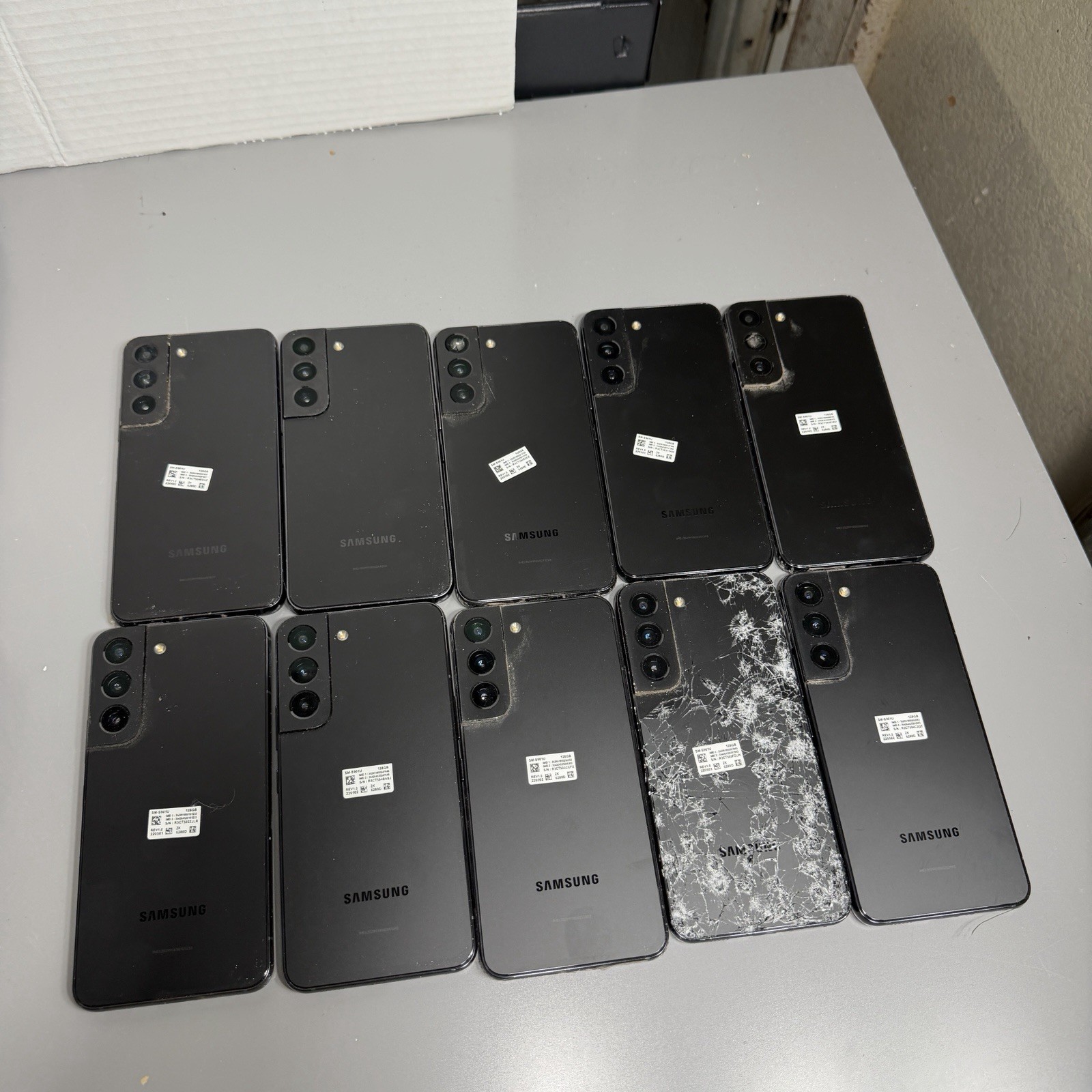 Samsung Galaxy S22 128GB S901U – Used – MDM/KNOX Cracked Screen Lot Of 10