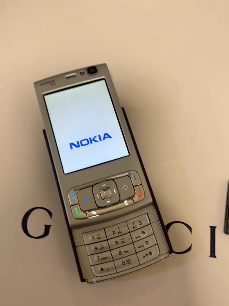 Nokia N95 2.6in 5MP Wifi MP4 playback JAVA GPS 3G capabilities unlocked phone