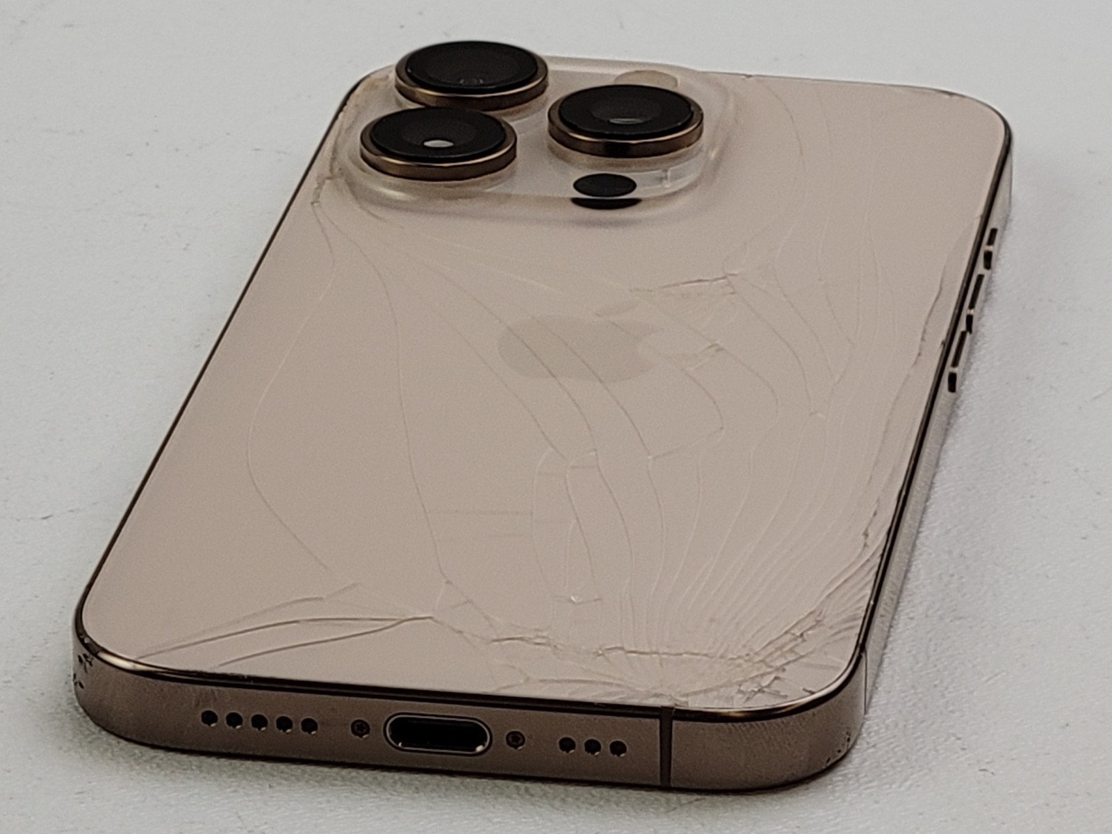 Apple iPhone 16 Pro (A3083) 128GB – Desert Titanium (Unlocked) – *DISPLAY SPOT*