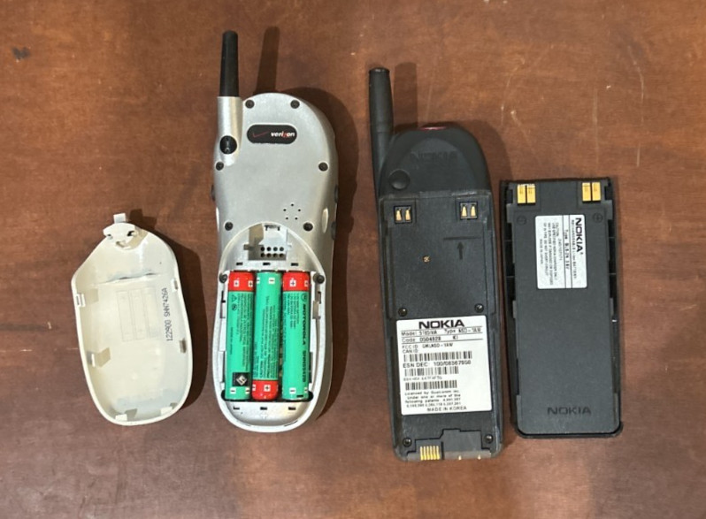Vintage lot of two phones (1) iconic Nokia mobile phone and (1) Motorola