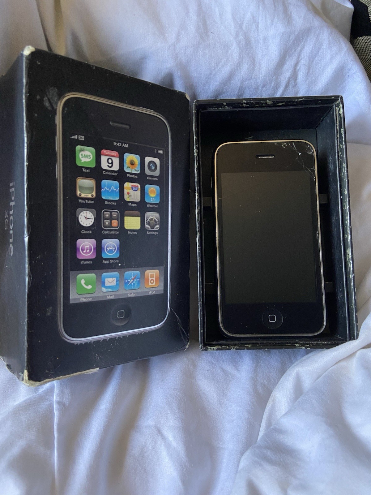 Apple iPhone 3G A1303 32GB Black GSM Unlocked iOS Wi-Fi GPS Bluetooth Box