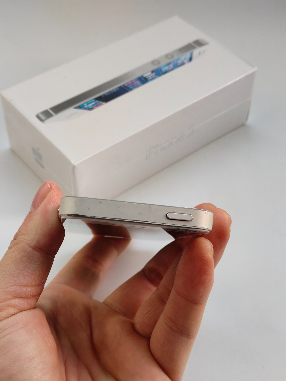 Apple iPhone 5/5S/5C 16GB Factory UNlocked Black/White/Gold New Battery GIFT