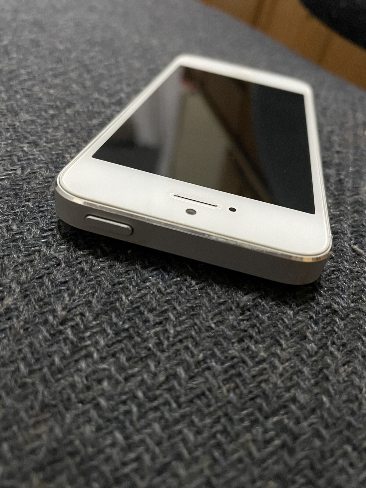 Apple iPhone 5 – 16GB – White & Silver (Unlocked) A1429 (CDMA + GSM)