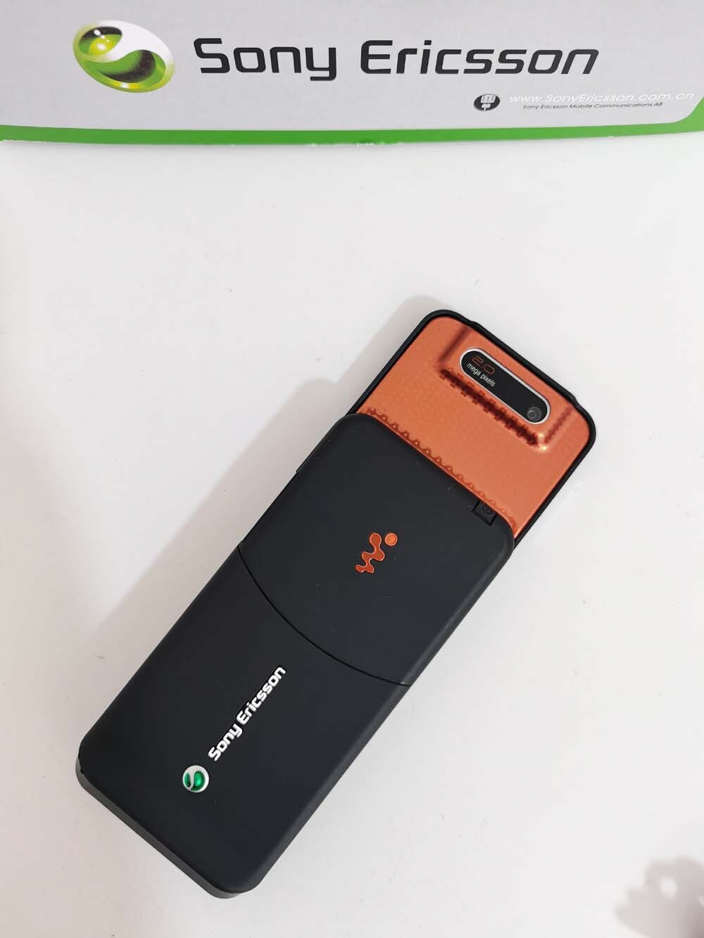 (Unlocked) Sony Ericsson Walkman W580i – 2G Cellular Phone Good for collector