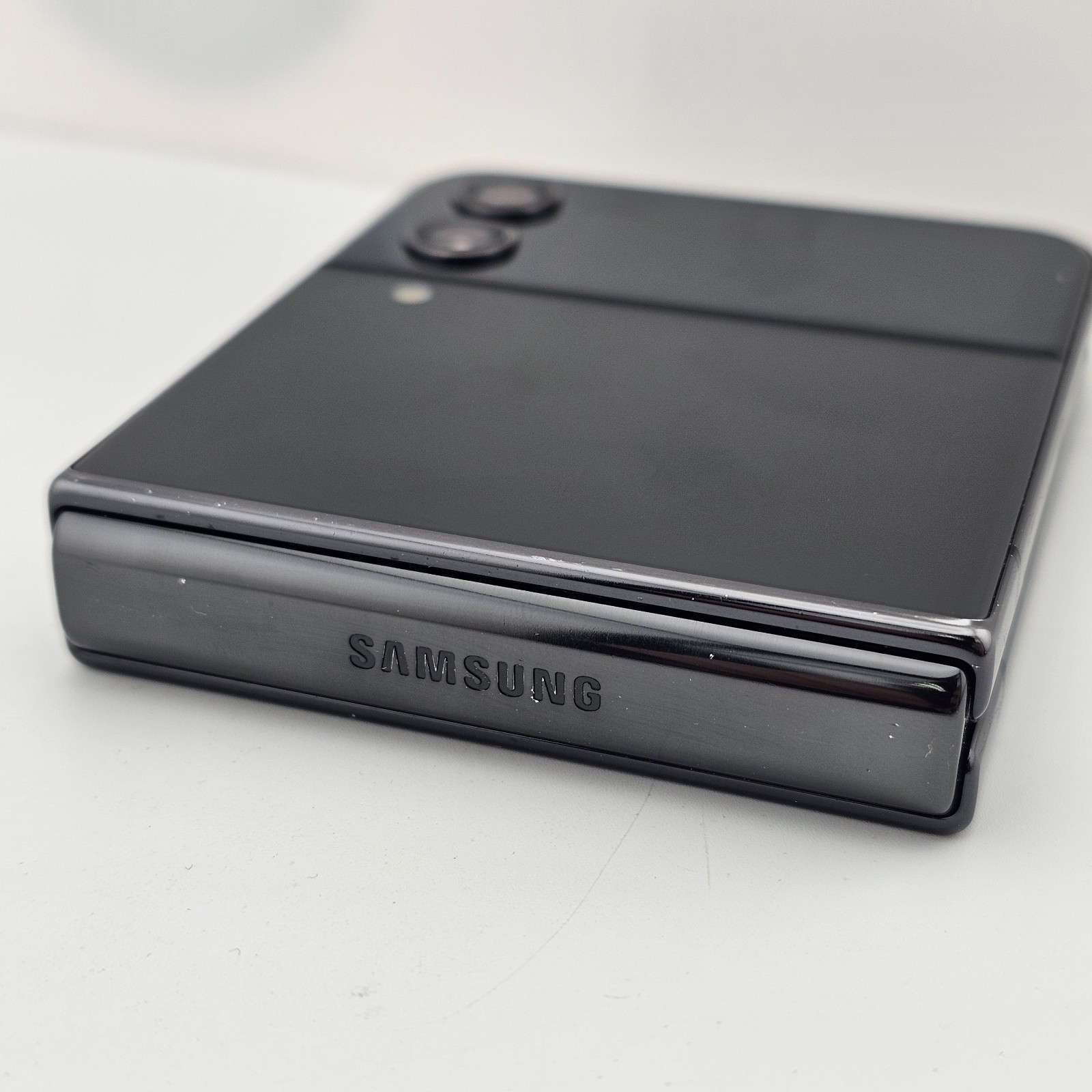 Samsung Galaxy Z Flip 4 SM-F721U – Unlocked 256GB Graphite *DOES NOT OPEN FULLY*