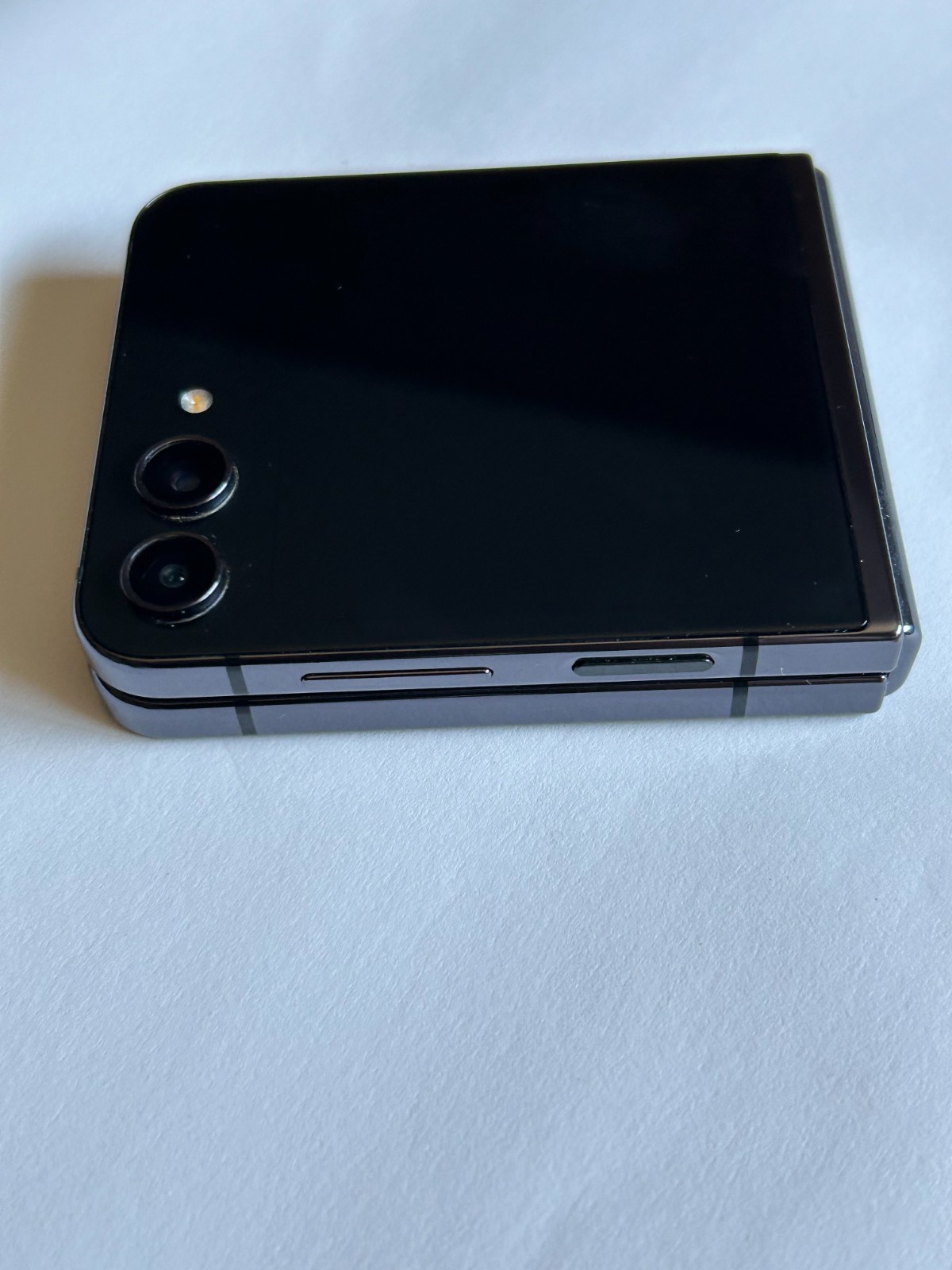 Samsung Galaxy Z Flip5 5G 512GB – FACTORY UNLOCKED – Graphite