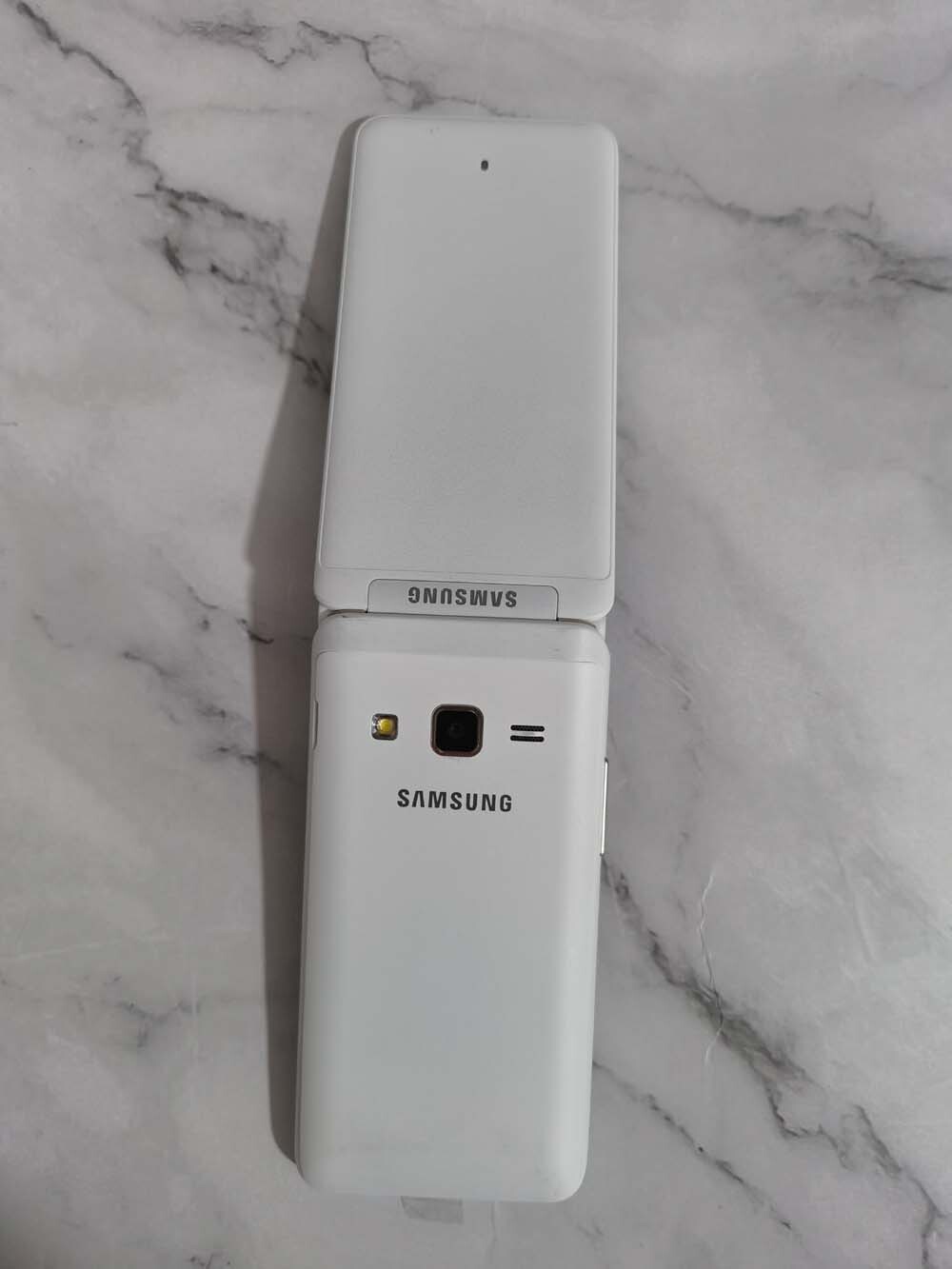 SM-G1600 Samsung Galaxy Folder 16GB Android Factory Unlocked Flip Smartphone