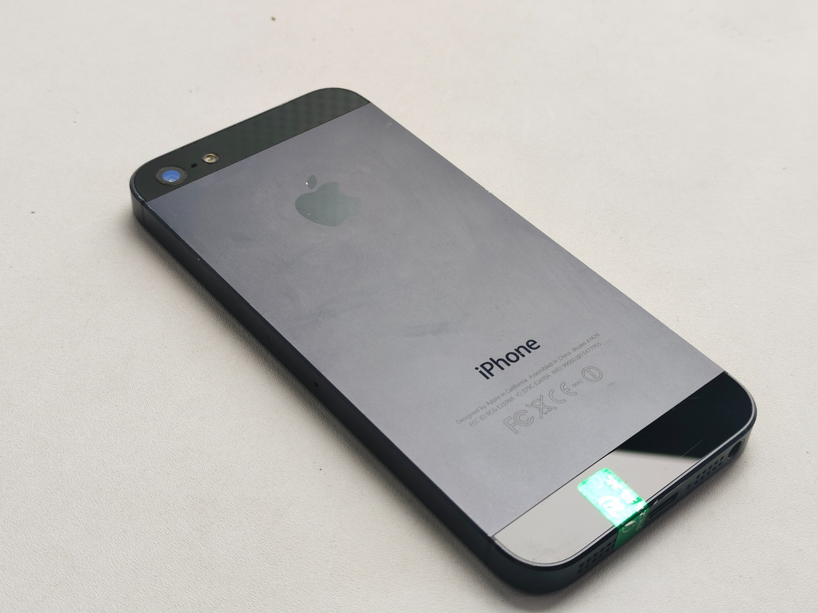 Working Apple iPhone 5 – 16/32GB Black/White Factory UNlocked(any carrier) GIFT