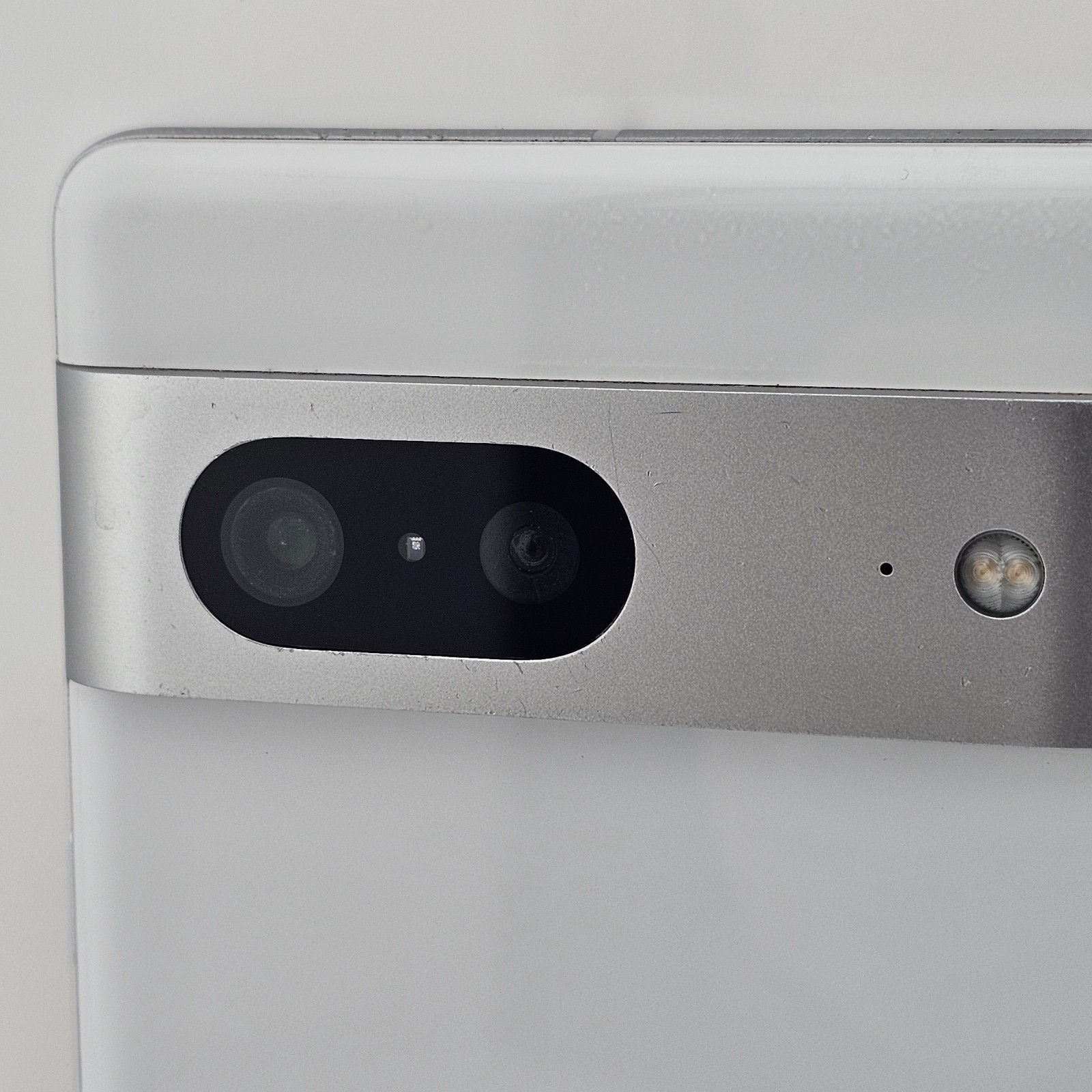 Google Pixel 7 GVU6C – Unlocked 256GB Snow White – *PARTS: NO DISPLAY/BAD CAMS
