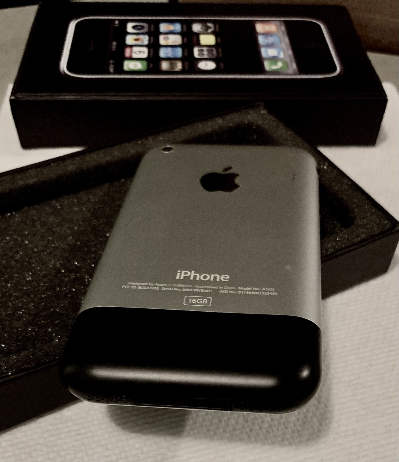 RaRe iOS 6.0 – Apple iPhone 1st Generation 2G – 16GB MB384LL/A A1203 – Near MiNT
