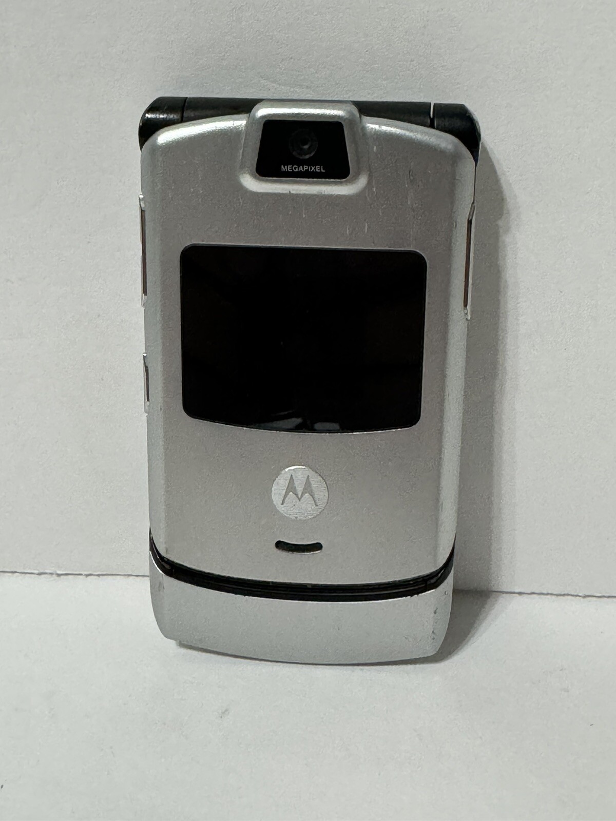 Motorola RAZR V3m Silver Cellular Flip Phone – Verizon Tested – Bad Battery