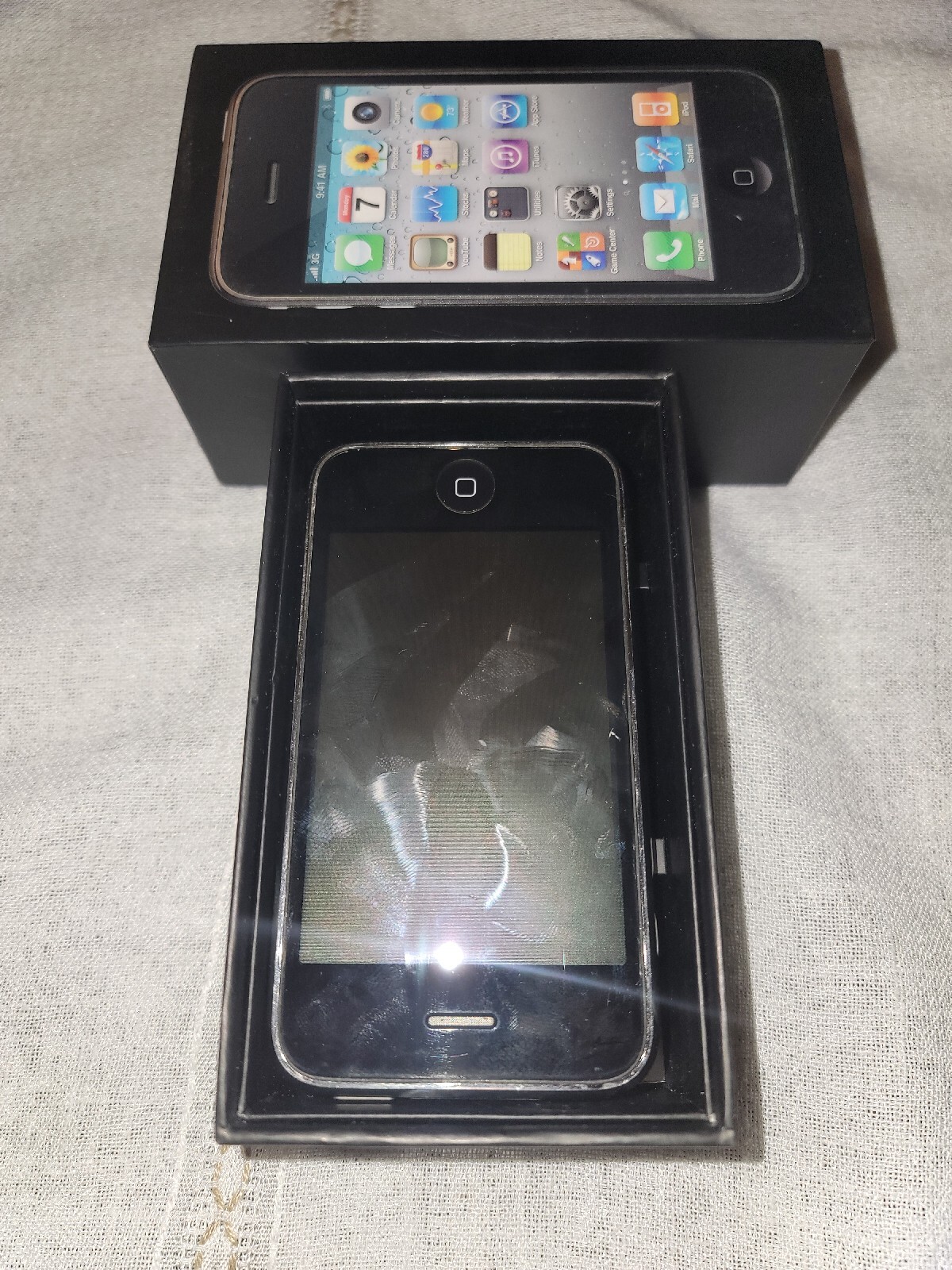 Apple iPhone 3GS w/Original AT&T box, – 8GB – Black A1303 Untested
