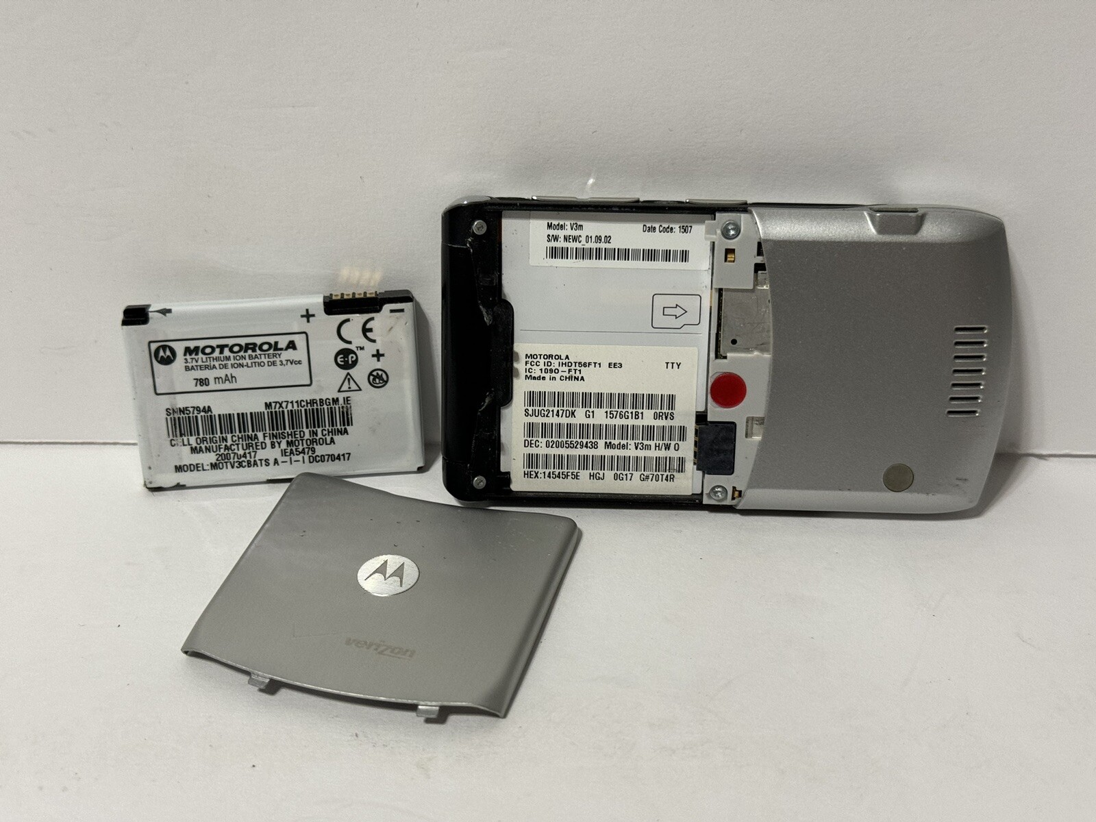 Motorola RAZR V3m Silver Cellular Flip Phone – Verizon Tested – Bad Battery