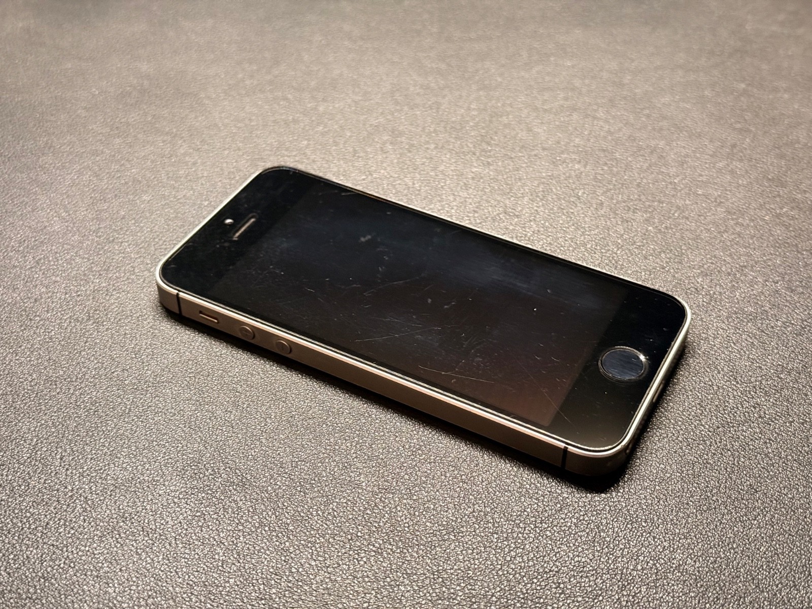 Apple iPhone SE – 16 GB – Space Gray (Unlocked) – Used in Good Condition