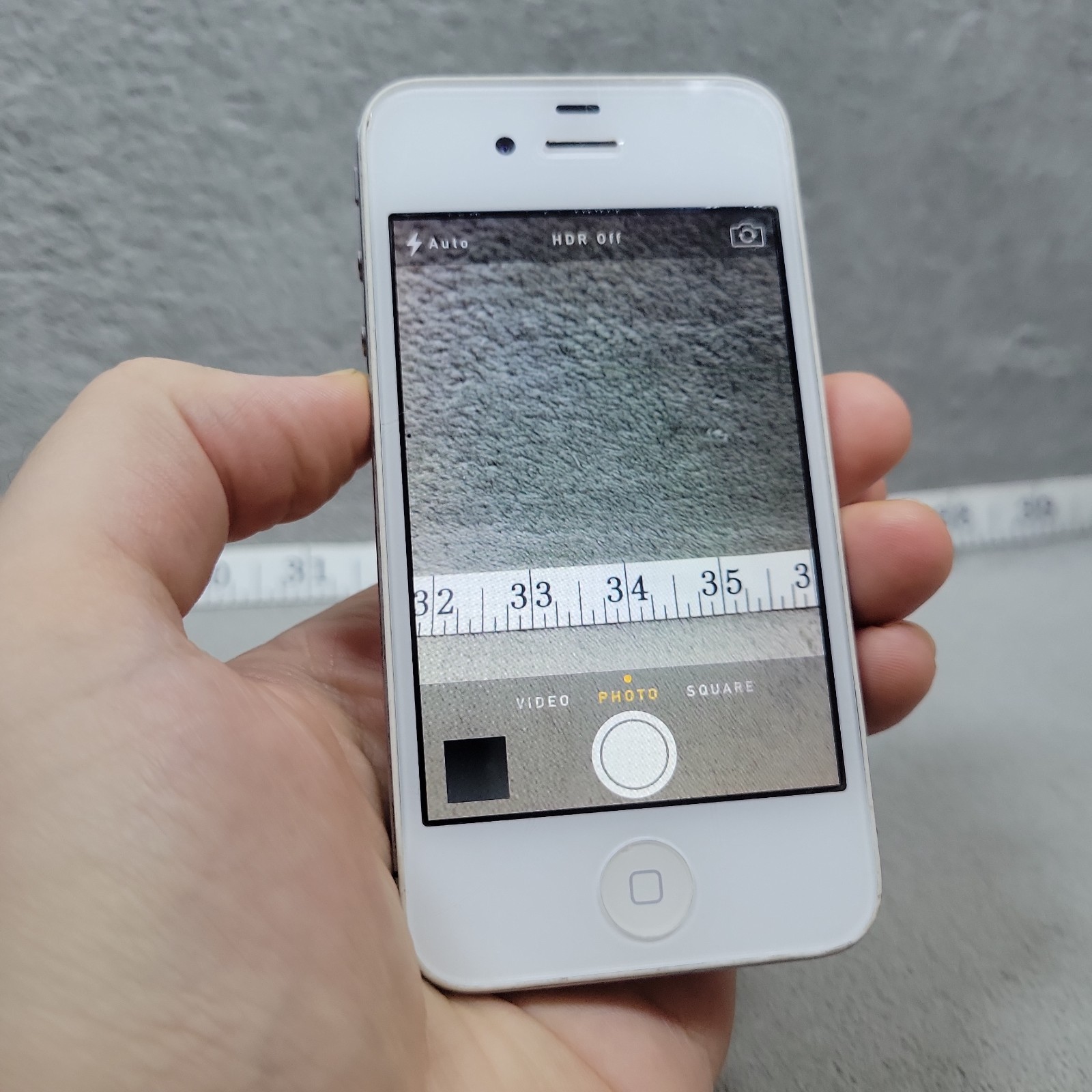 Apple iPhone 4 16GB White A1332 iOS 7.0.2 Works Cracked Back Read