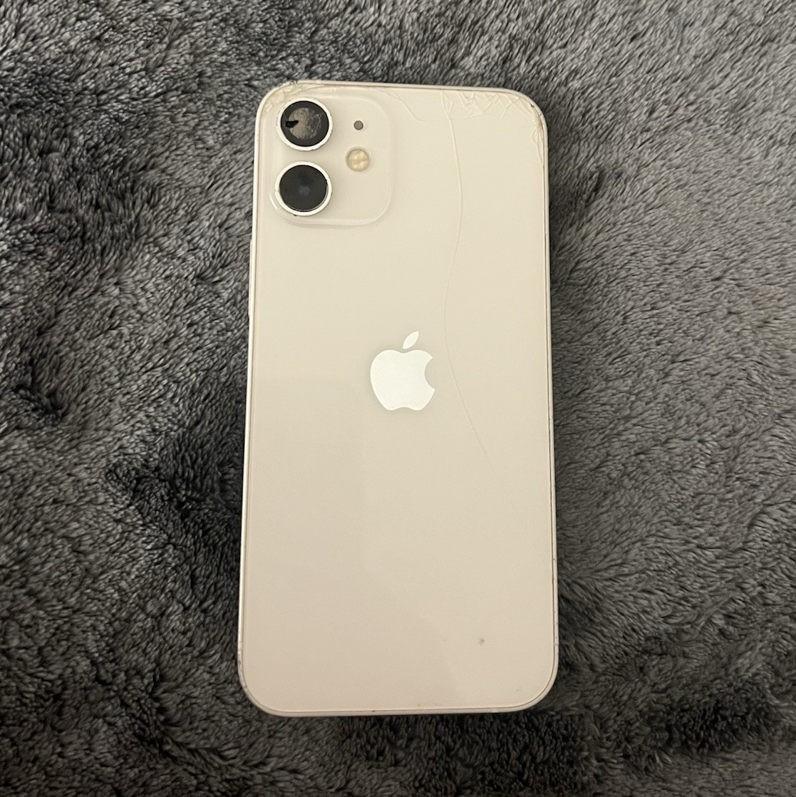 Apple iPhone White Bar Style Smartphone with 12MP Camera