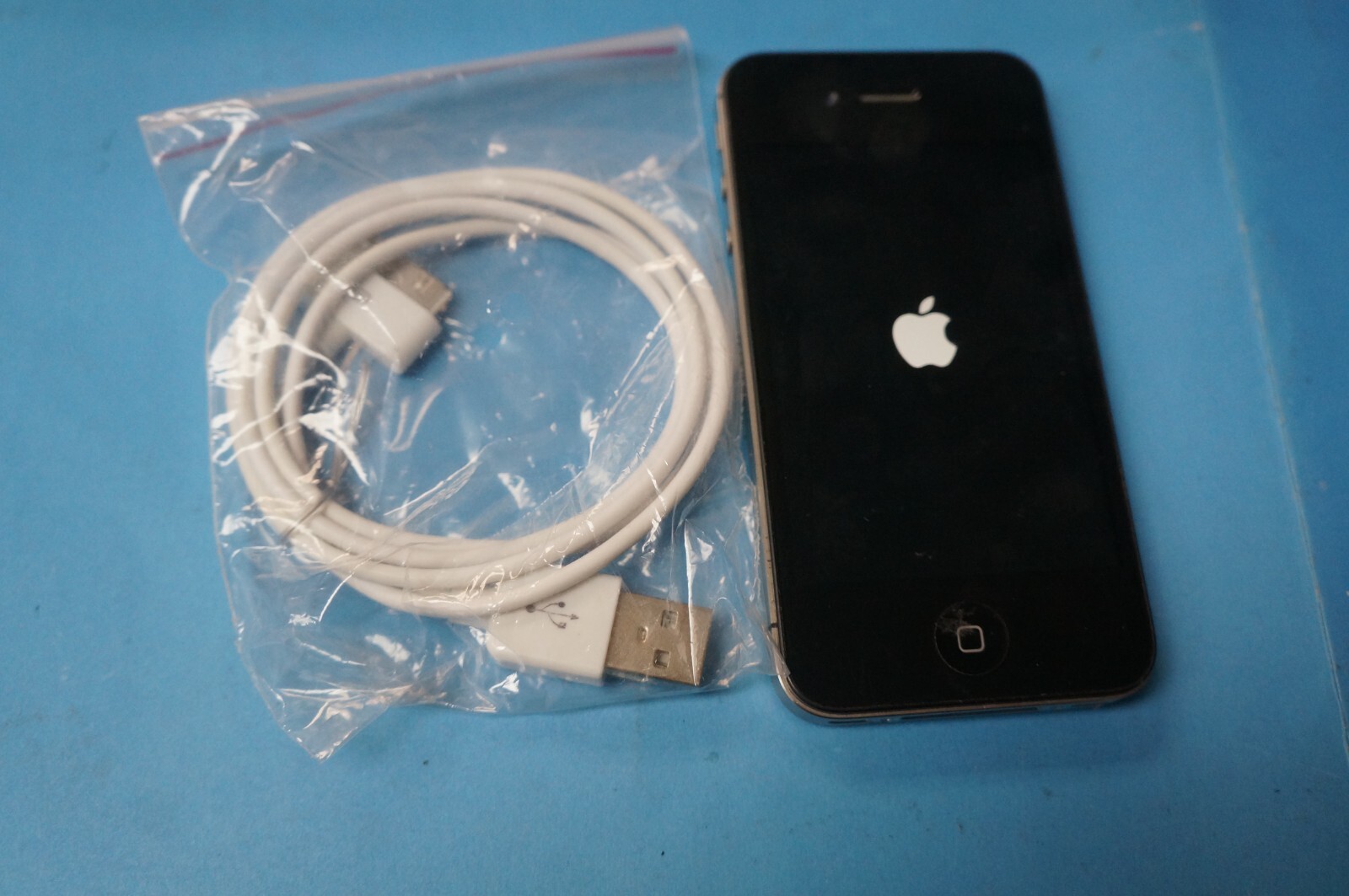 Apple iPhone 4 – 16GB – Black (Verizon) A1349 FREE BUNDLE & SHIPPING