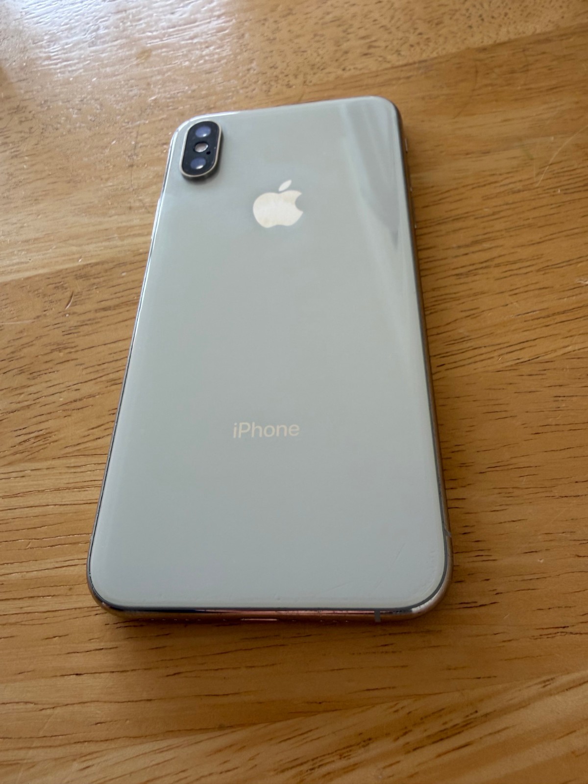 Apple iPhone XS – 64GB – Silver (Unlocked) A1920, 77% battery, MT952LL/A