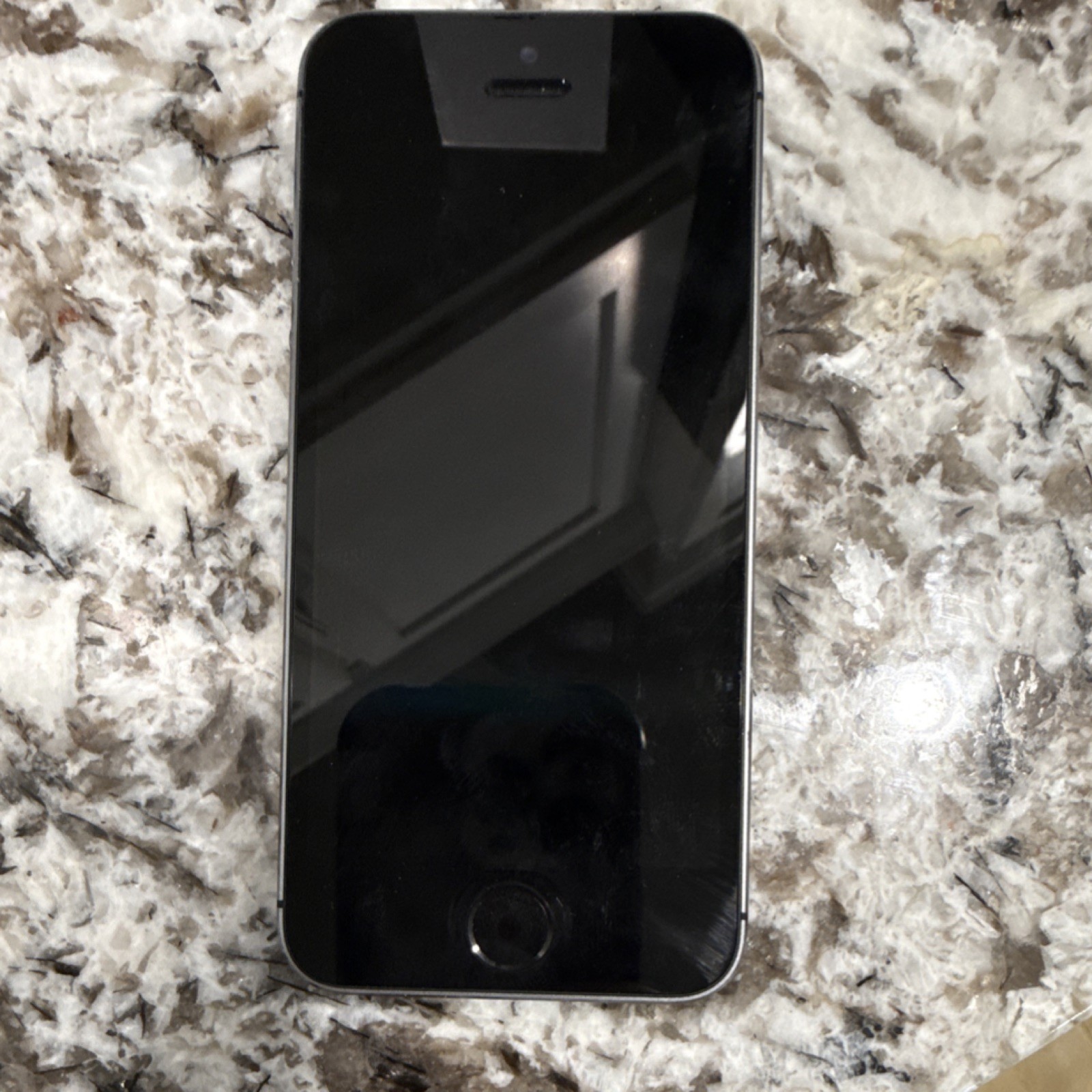Apple iPhone 5s Gray/Black 8MP A7 Dual Core 4.0in Smartphone with Box
