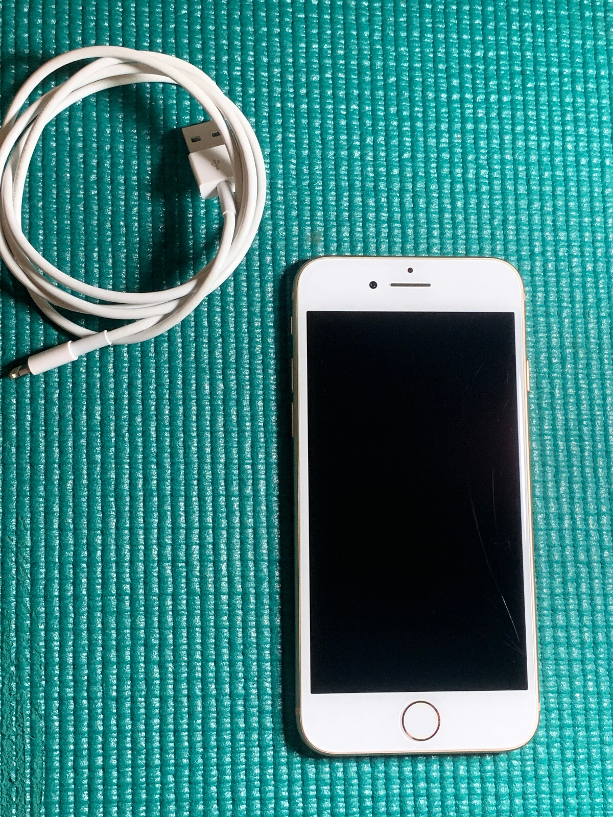 Apple iPhone 8 64GB Unlocked Smartphone – Gold A1863 (CDMA + GSM)
