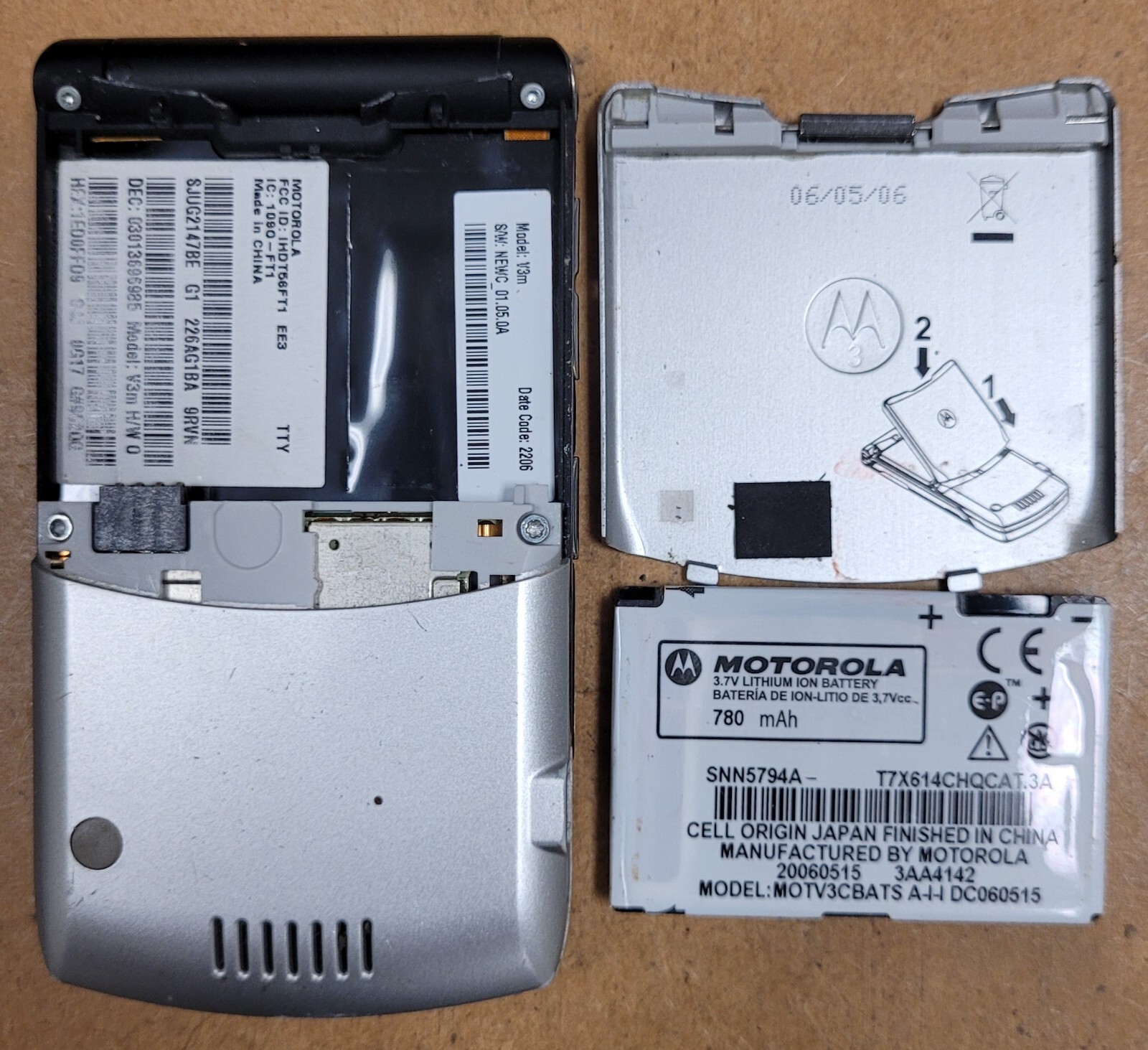 Motorola RAZR V3m – Silver and Black ( Verizon ) Cellular Flip Phone