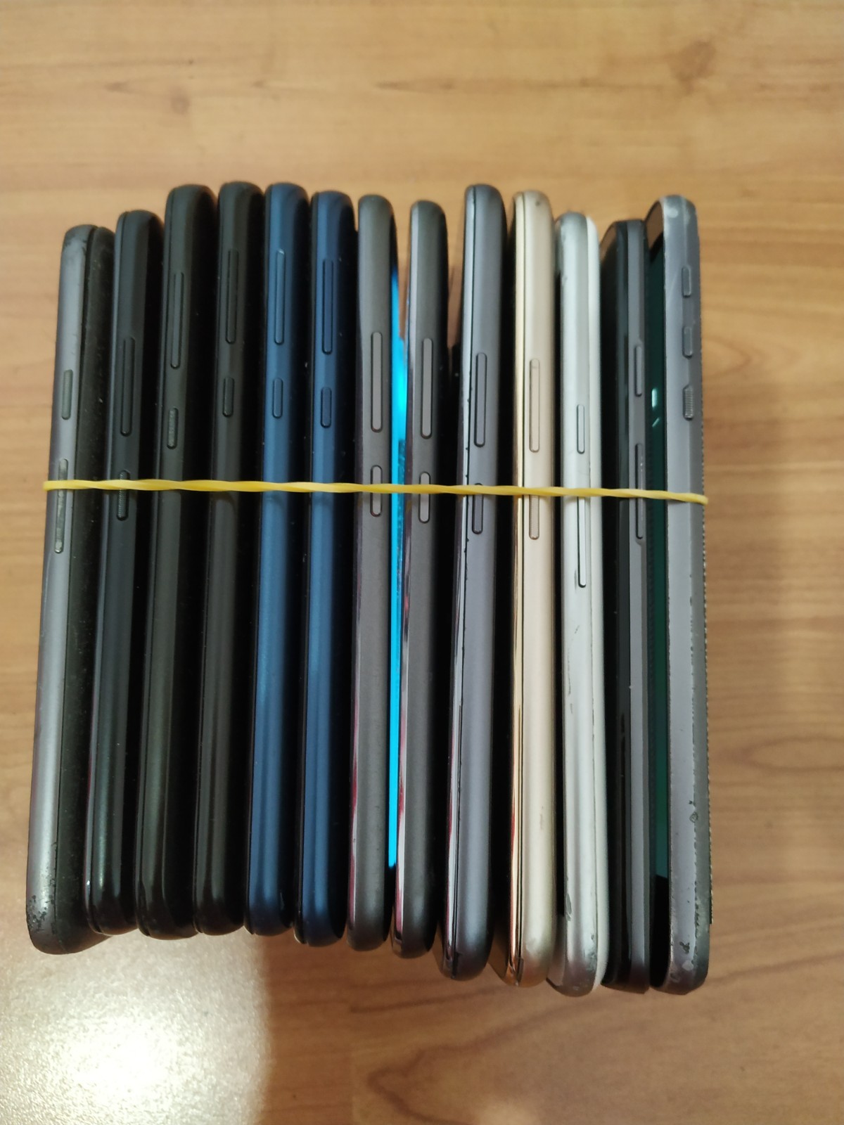 Lot of 13 Mixed model Motorola Moto Z2 / e6 16GB or 32GB Smartphone For parts