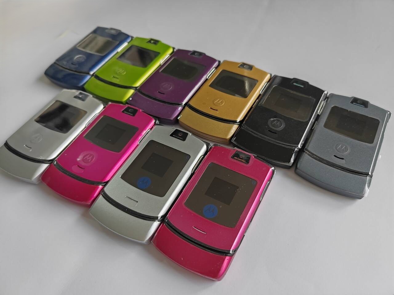 Motorola RAZR V3 Retro Flip Phone Unlocked All Colors