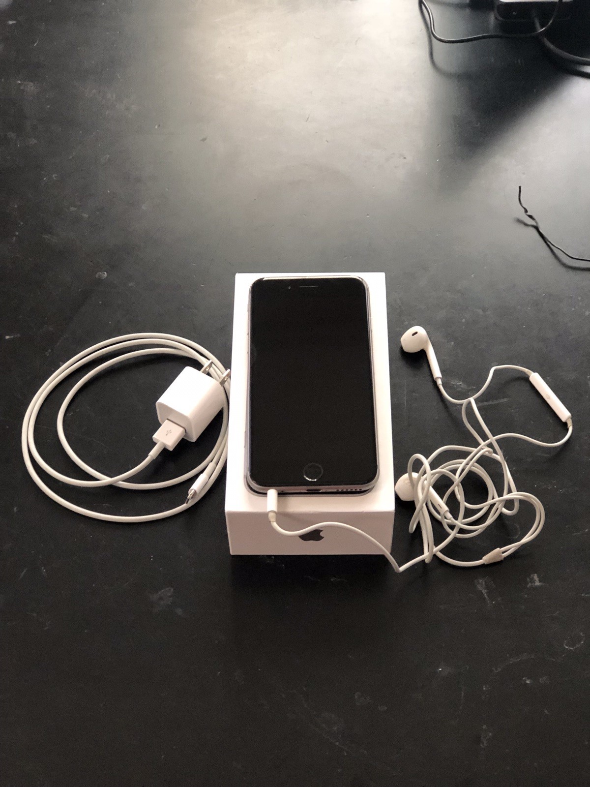 Apple iPhone 6s – 64GB – Space Gray (Unlocked) A1633 (CDMA + GSM)
