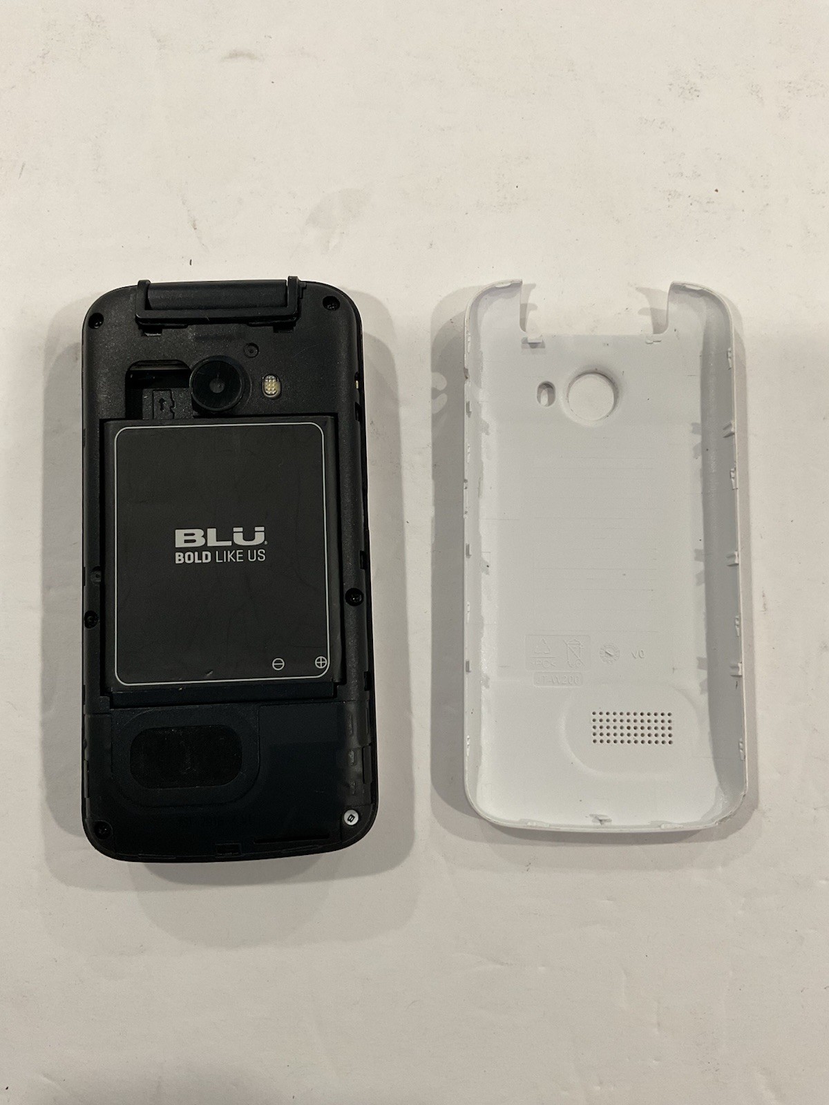 Rare Worldwide BLU Diva Flex 3G Dual Sim GSM QUAD Band Small Flip Cell Phone