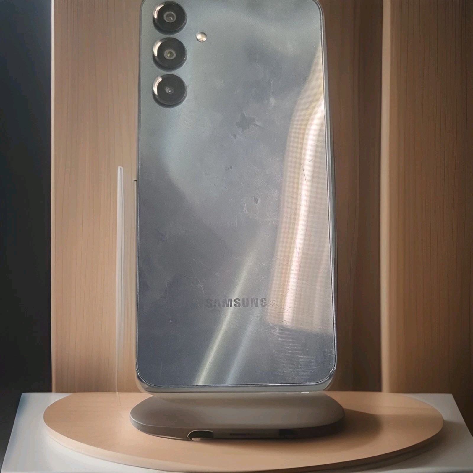Samsung Smartphone Silver Bar Style with Triple Rear Cameras Sleek Design