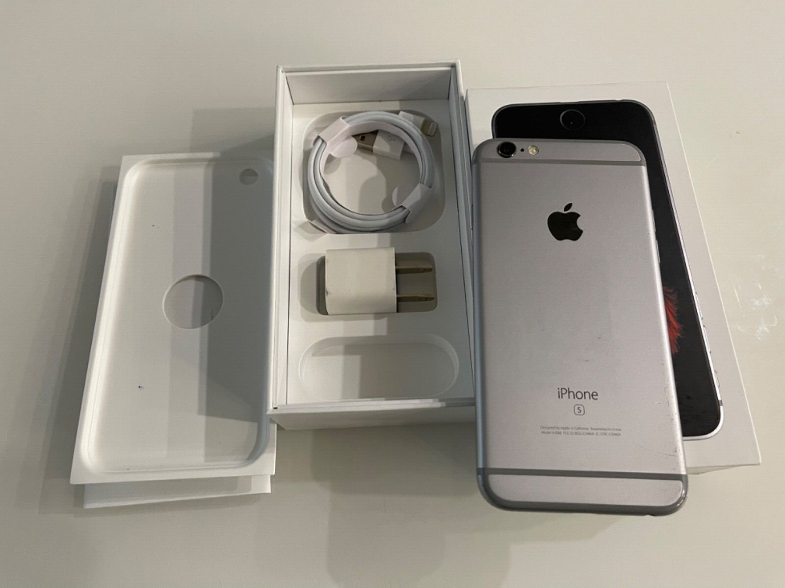 Apple iPhone 6s – 64GB – Space Gray (Unlocked) A1688 (CDMA + GSM) (CA)