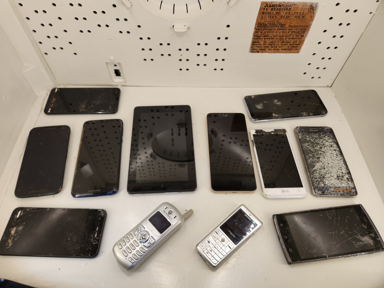 LOT OF 12 OLD CELLPHONES & Kindle – LG Cricket Samsung UMIDIGI A13 Pro Max 5G