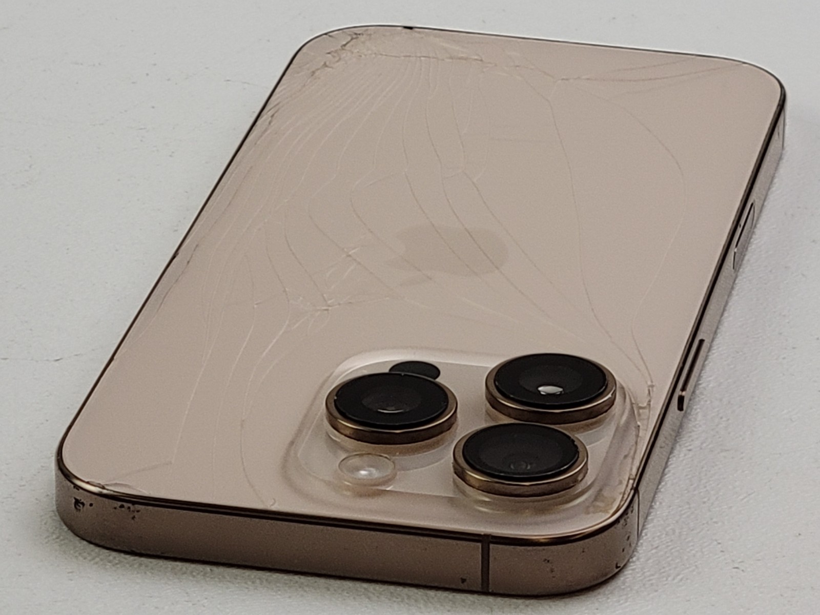 Apple iPhone 16 Pro (A3083) 128GB – Desert Titanium (Unlocked) – *DISPLAY SPOT*