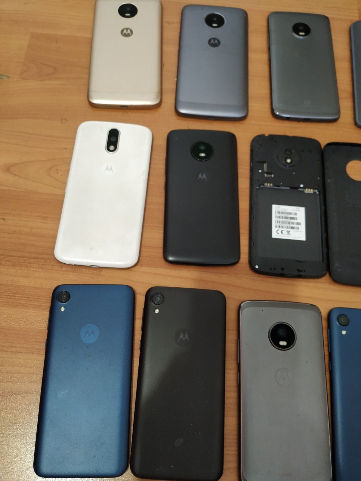 Lot of 13 Mixed model Motorola Moto Z2 / e6 16GB or 32GB Smartphone For parts