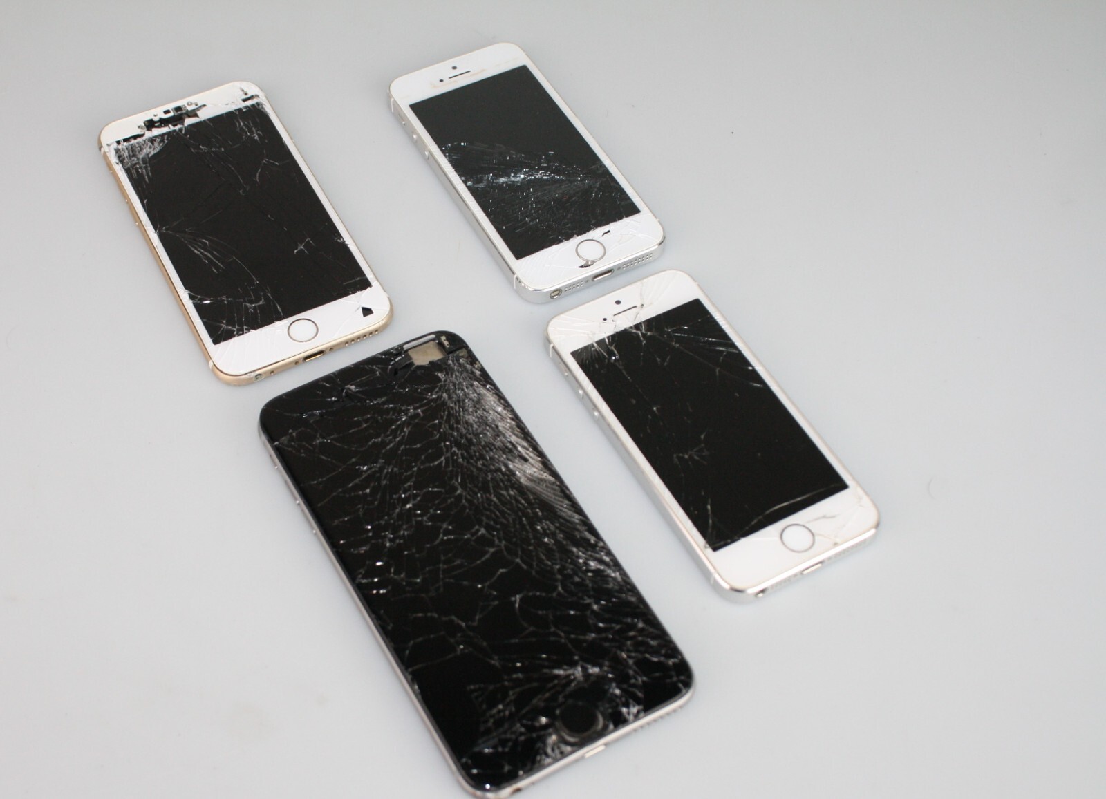 Lot of (4) iPhones A1633, A1522, A1533 – *FOR PARTS OR REPAIR*
