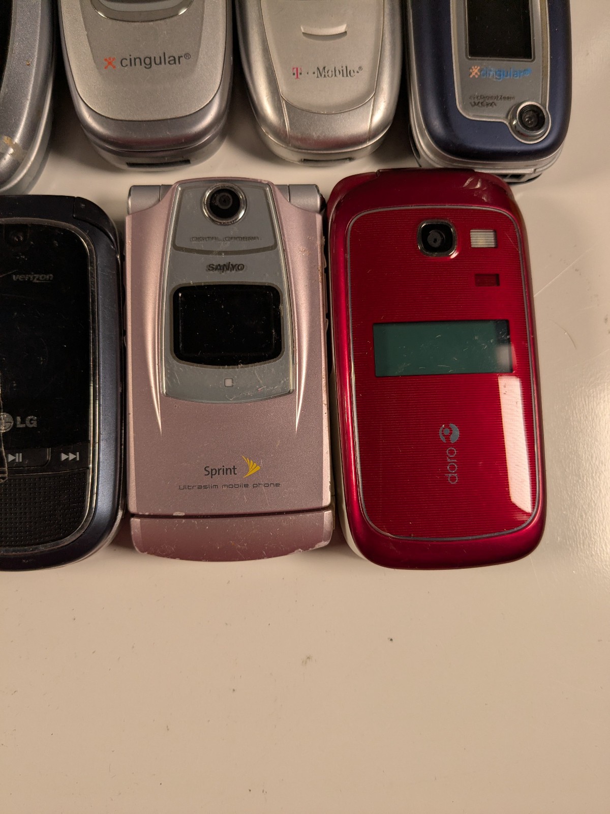 Lot (9) Flip Cell Phones LG PM225 CG300 C2000 Samsung Doro 618 Sanyo Ericcson