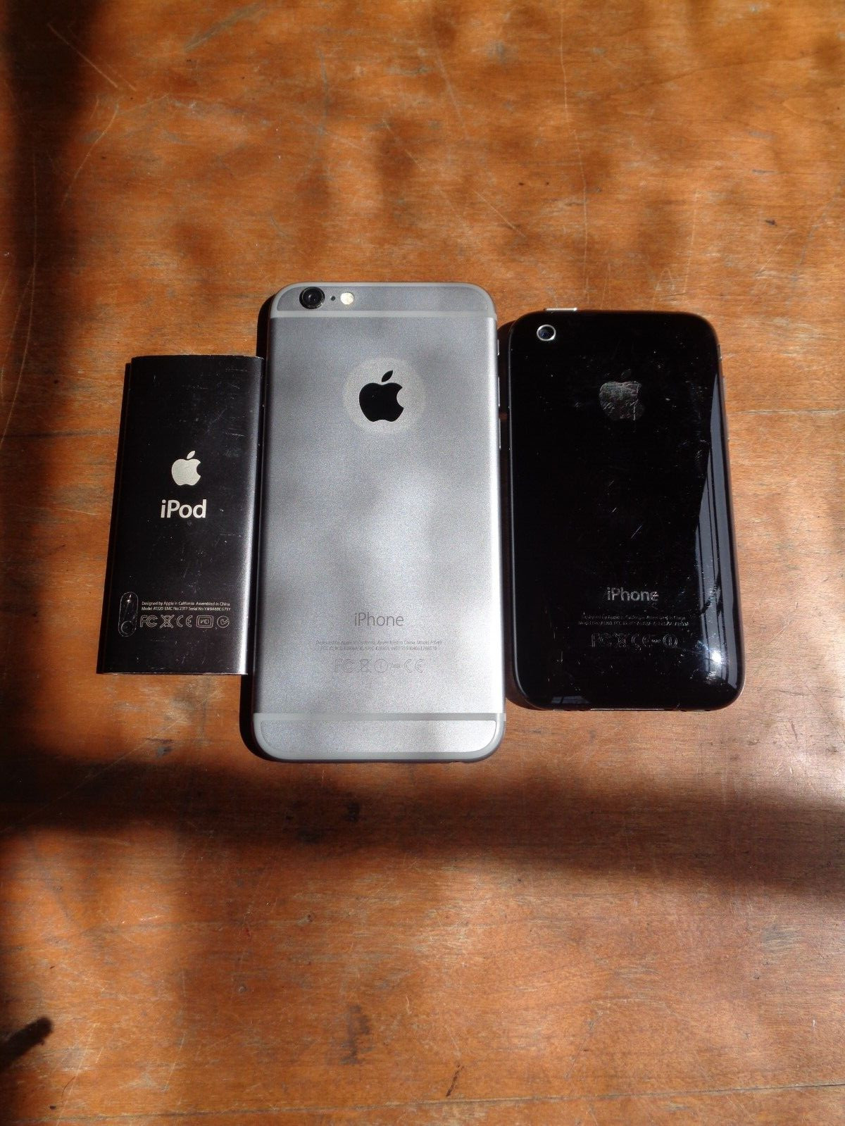 3 Lot: Apple iPhone A1549 + A1303 & Ipod Touch A1320