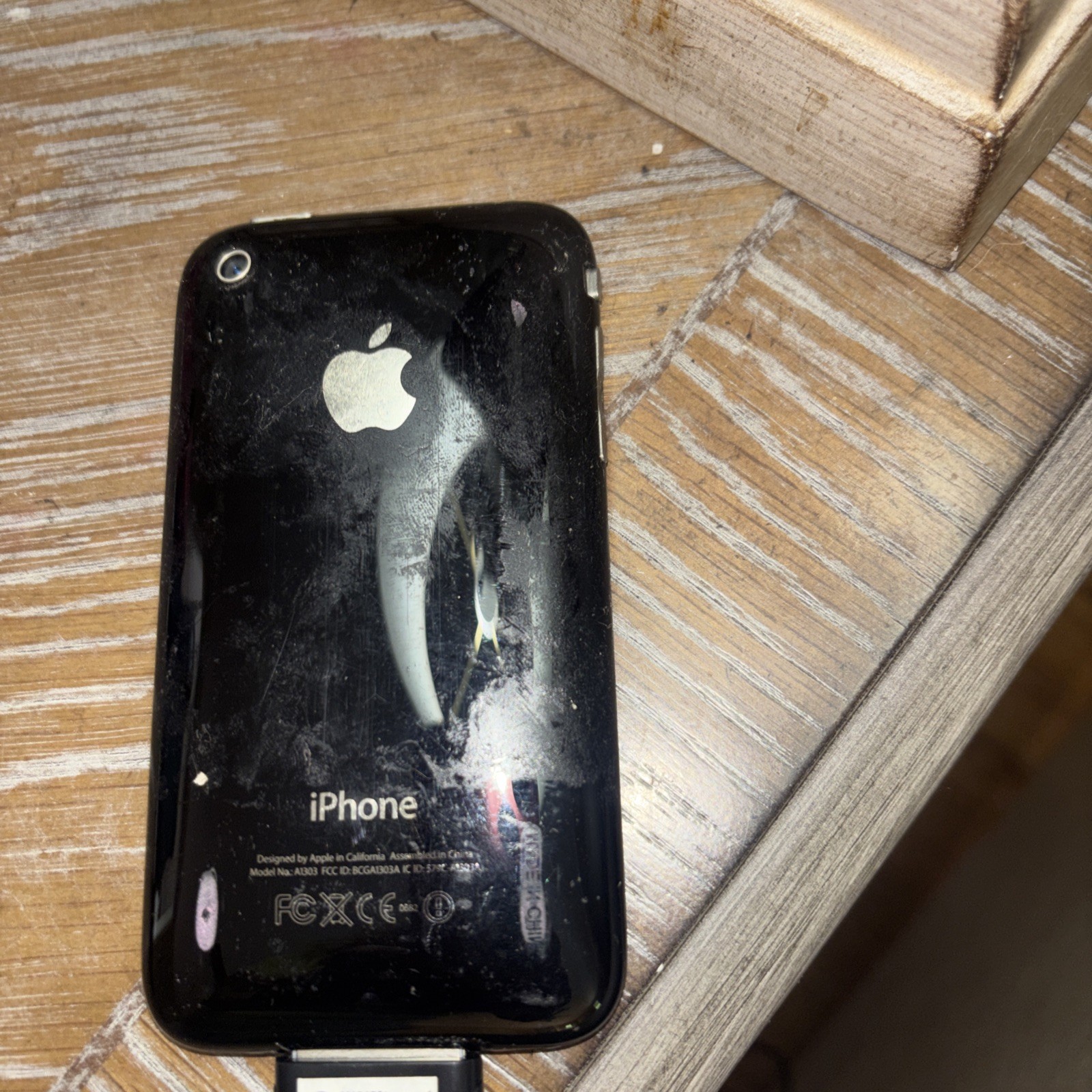 Apple iPhone 3 A1303 Black and Apple iphone A1332 white. Parts only not working