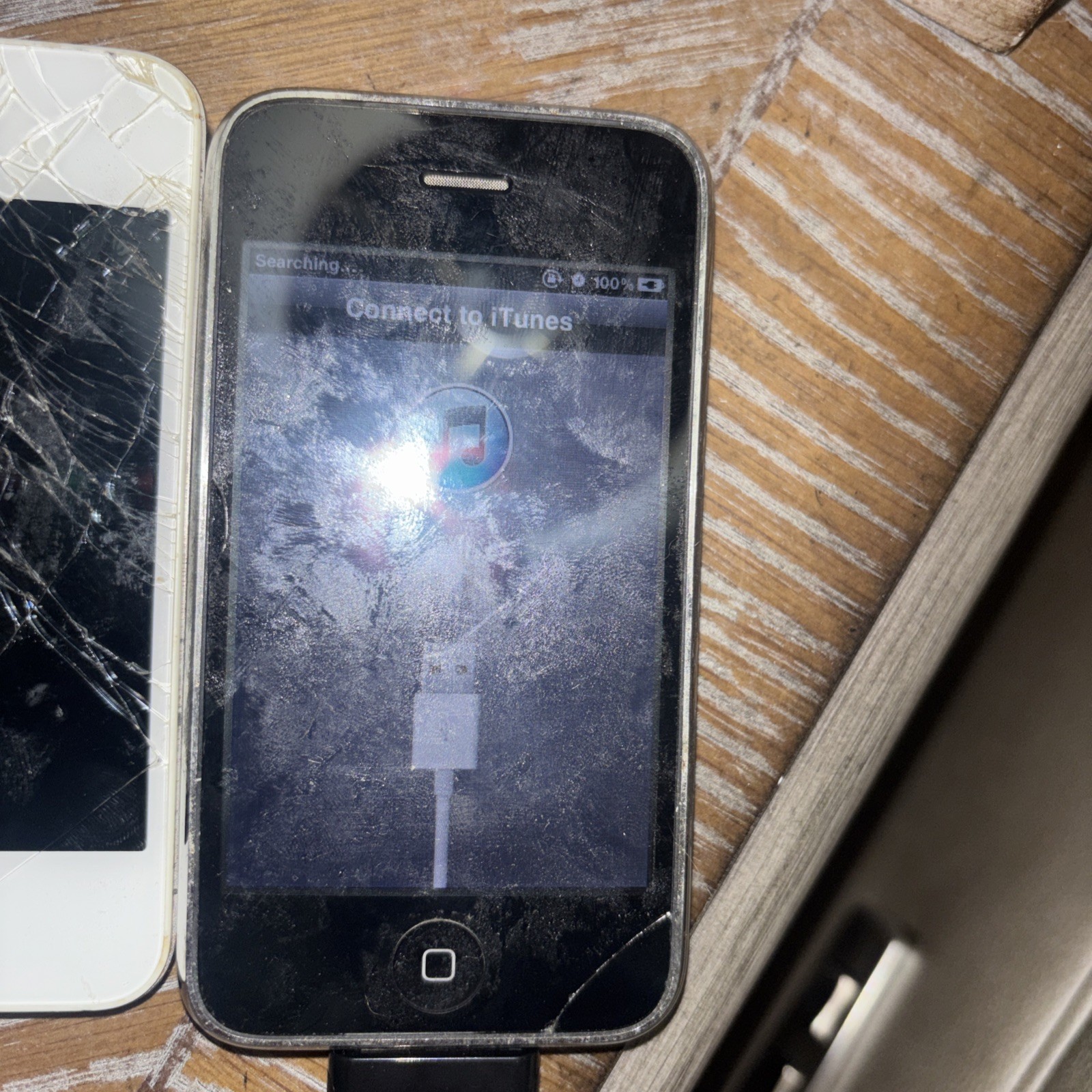 Apple iPhone 3 A1303 Black and Apple iphone A1332 white. Parts only not working