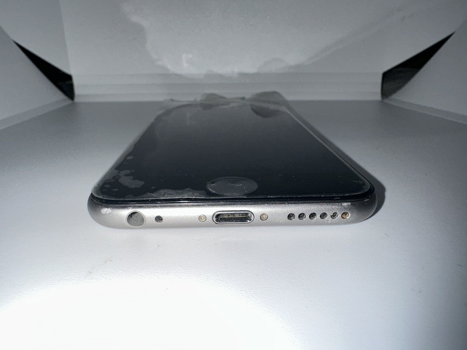Apple iPhone 6s – 32GB – Space Gray (Unlocked) A1633 (CDMA + GSM)