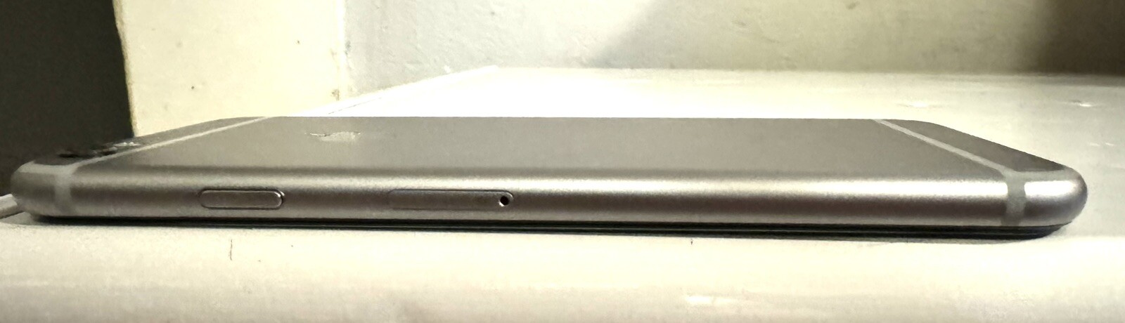 Apple iPhone 6s – 32GB – Silver (Unlocked) A1688 (CDMA + GSM)
