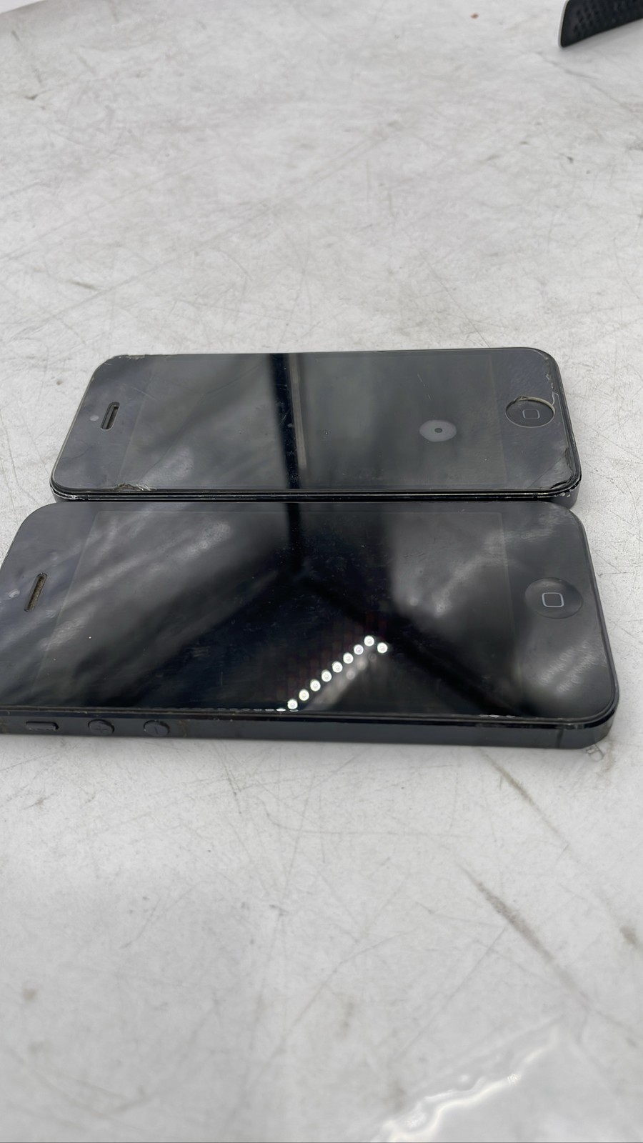 Apple iPhone 5 A1429 4-inch iOS Smartphone Bundle Lot of 2