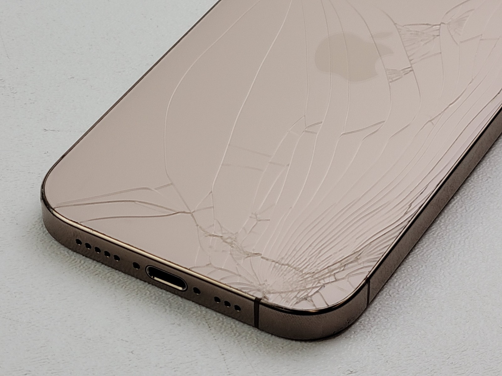 Apple iPhone 16 Pro (A3083) 128GB – Desert Titanium (Unlocked) – *DISPLAY SPOT*