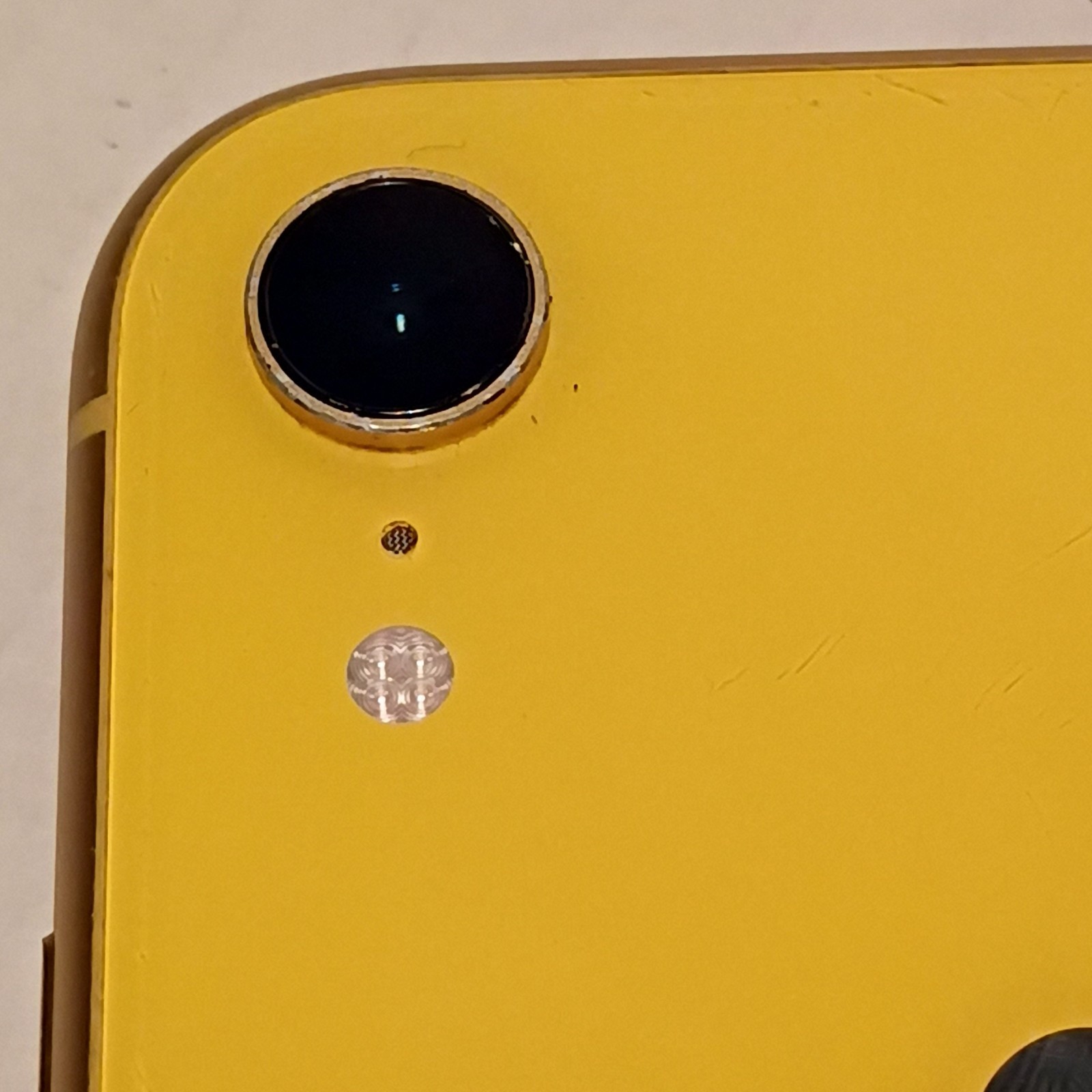 Apple iPhone XR 64GB Yellow 12MP Smartphone FOR PARTS/NOT WORKING