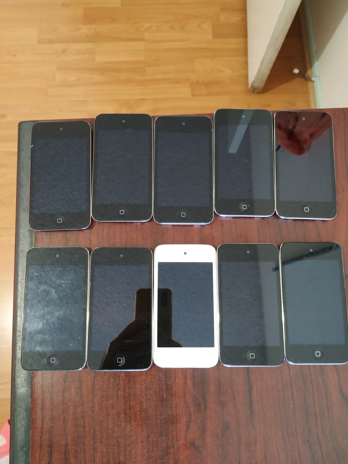 Lot of 10 Apple iPod Touch 4th Generation 32GB (7pc) / 16GB (3pc)