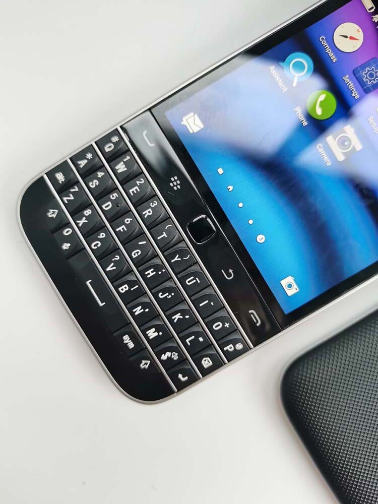 BlackBerry Classic Q20 Unlocked 16GB Keyboard Smartphone