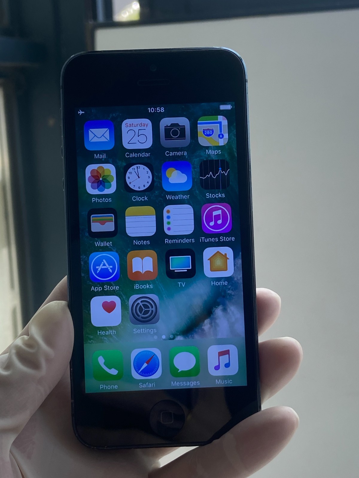 Good Apple iPhone 5 Unlocked 16/32GB Black Silver Gold iOS 10 with Accessories