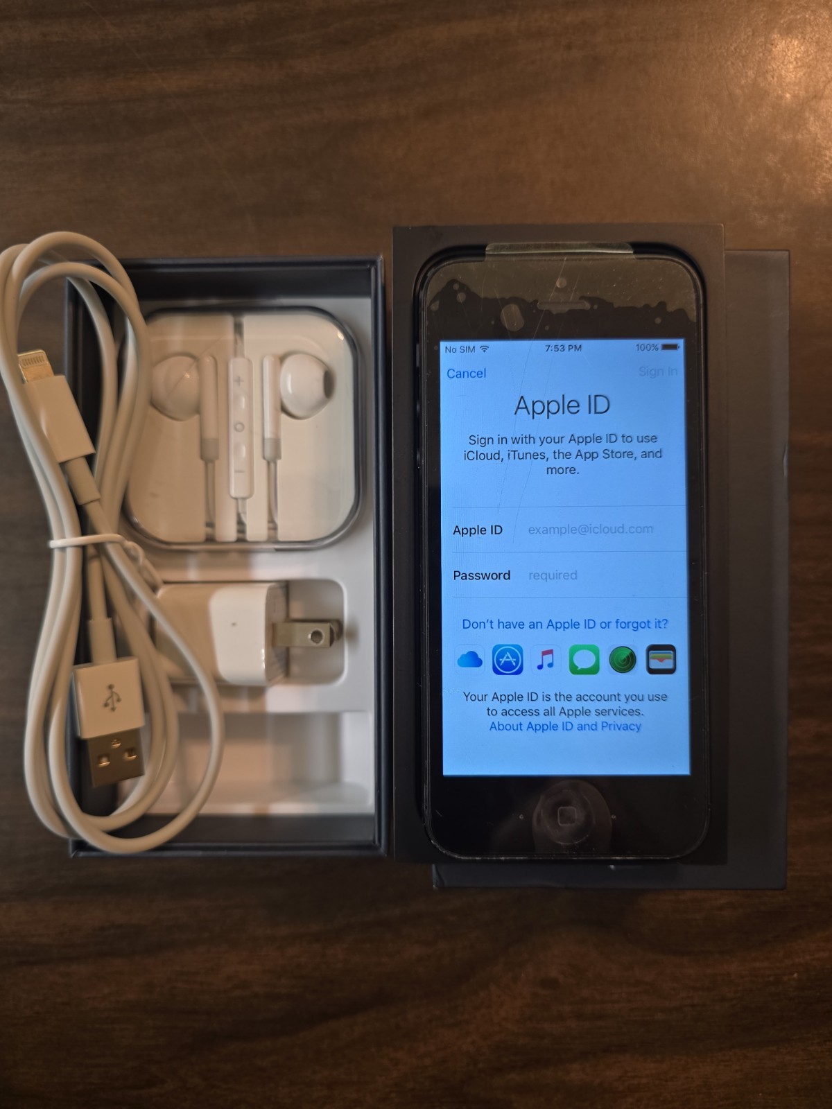 Apple iPhone 5 – 16 GB – Black & Slate (Unlocked) – Box & Accessories