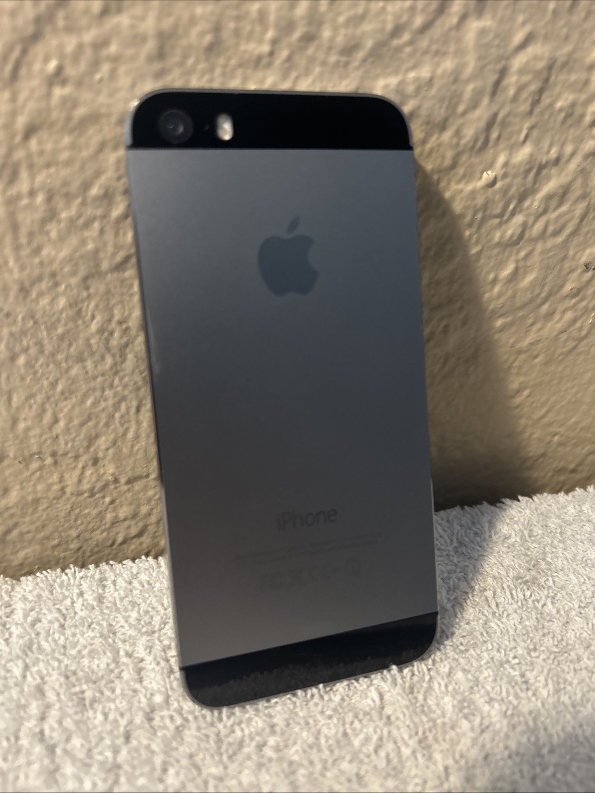 Apple iPhone 5s 16GB Black Space Grey Unlocked With Otter box Used